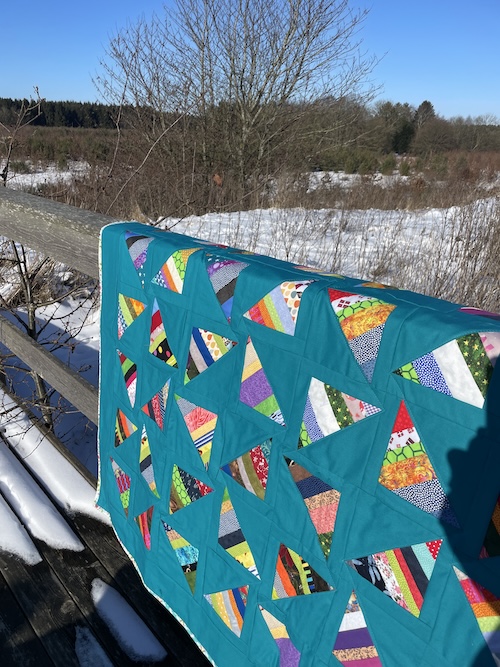 Stribet trekanter i Rønne Restetæppe Igen en gratis DIY til dig.